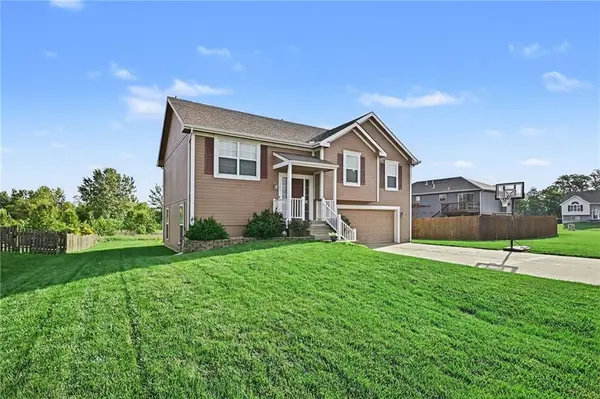 502 Lake Meadows DR, Smithville, MO 64089