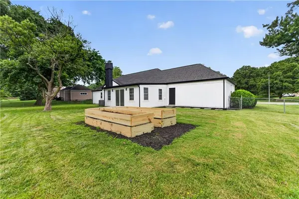 8919 Mission RD, Leawood, KS 66206
