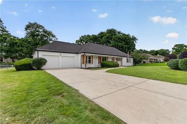 8919 Mission RD, Leawood, KS 66206