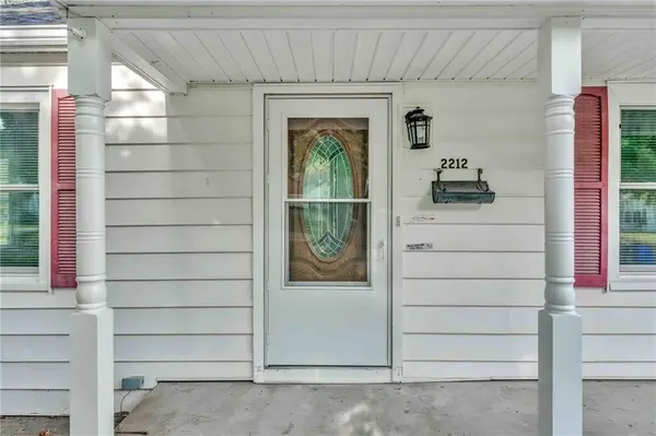 2212 SW Burnett RD, Topeka, KS 66614
