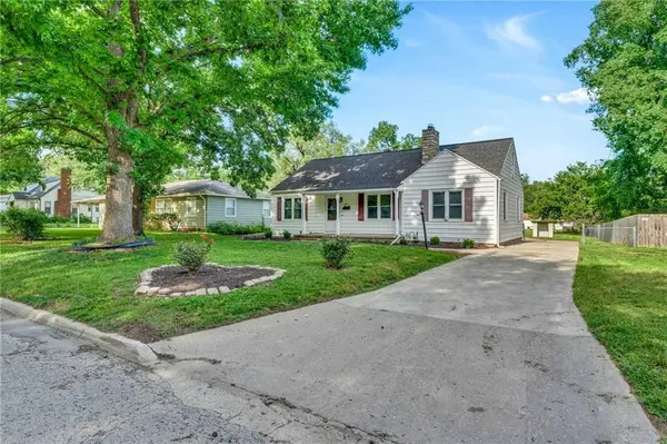 2212 SW Burnett RD, Topeka, KS 66614