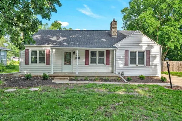 2212 SW Burnett RD, Topeka, KS 66614