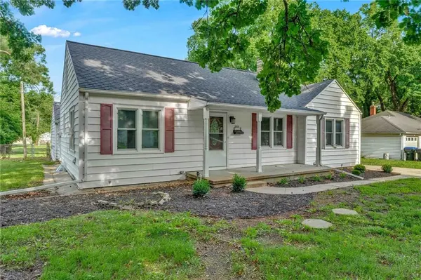 2212 SW Burnett RD, Topeka, KS 66614