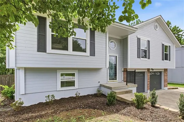 1130 SW Eastman CT, Blue Springs, MO 64015