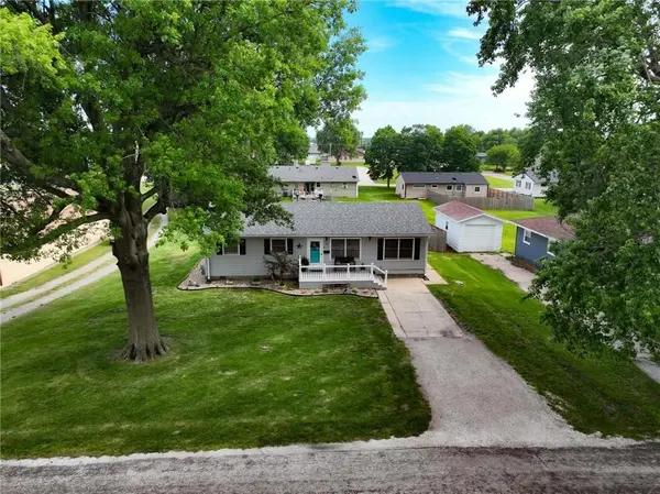 105 Sioux AVE,  Hiawatha,  KS 66434