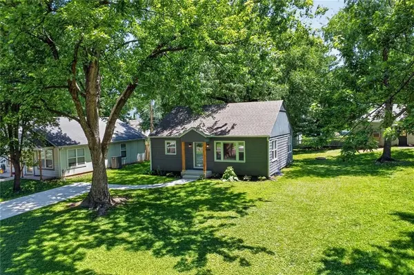 8525 England ST, Overland Park, KS 66212