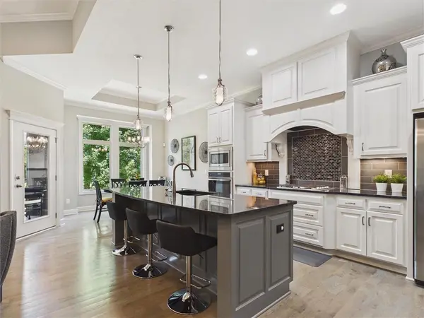 19616 W 100th TER, Lenexa, KS 66220