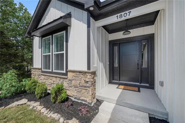 1807 SW Cemetery RD, Oak Grove, MO 64075