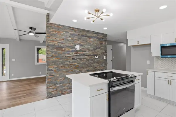 1905 Rosewood TER, St Joseph, MO 64503