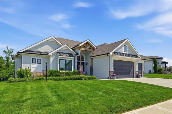 14790 Thousand Oaks PL, Parkville, MO 64152