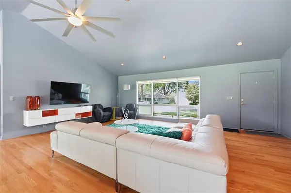 6723 W 66th ST, Overland Park, KS 66202
