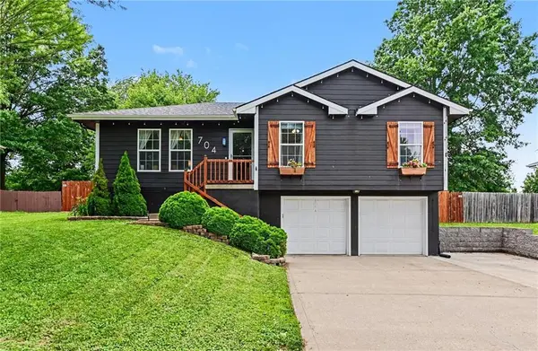 704 Woodson ST, Kearney, MO 64060