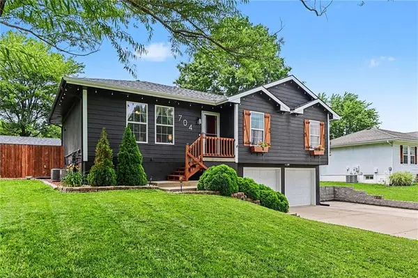 704 Woodson ST, Kearney, MO 64060