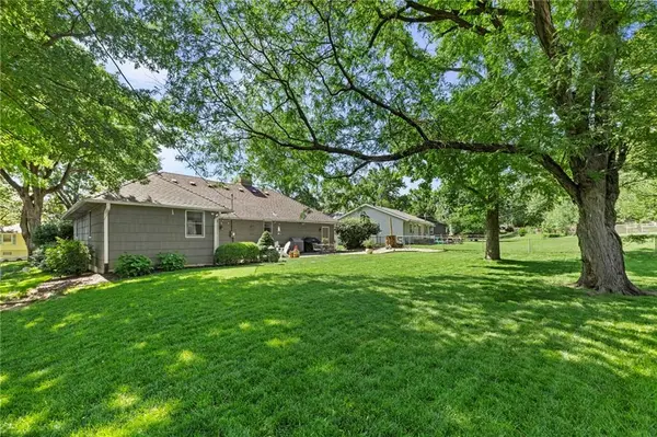 7729 Windsor ST, Prairie Village, KS 66208