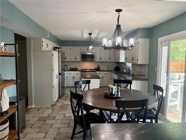 15507 W 94th TER, Lenexa, KS 66219