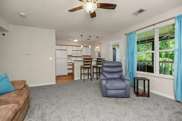 2305 NE 68th ST, Gladstone, MO 64118