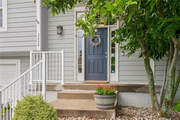 3208 SW Damon LN, Lee's Summit, MO 64082
