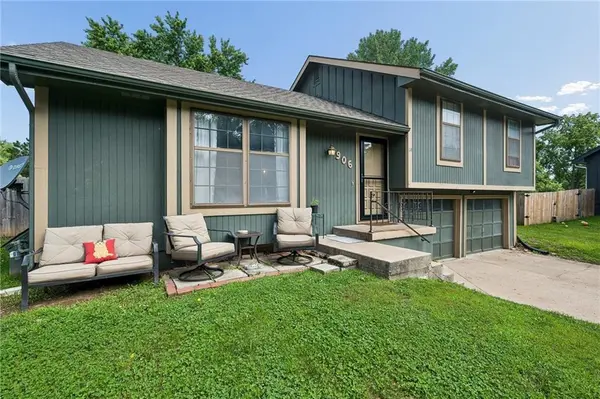 906 Shiloh CT, Liberty, MO 64068