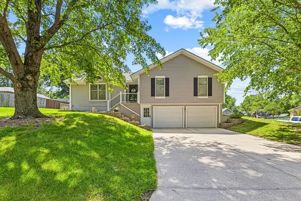 1802 Regency DR, Kearney, MO 64060