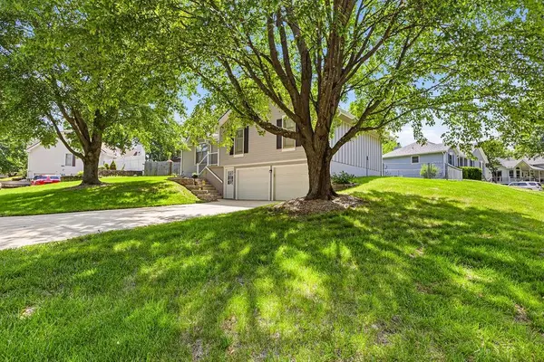 1802 Regency DR, Kearney, MO 64060