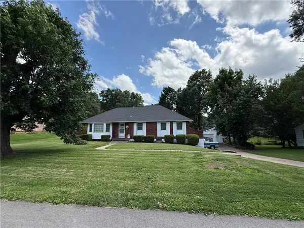 11805 E 48th ST, Kansas City, MO 64133