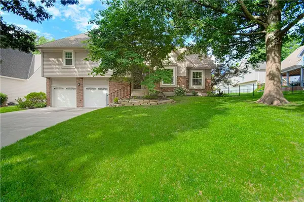 14629 W 83rd TER, Lenexa, KS 66215