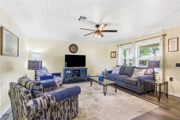 8200 E 189th TER, Belton, MO 64012