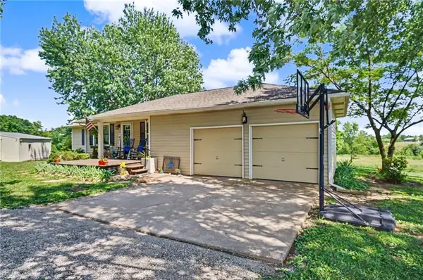 1748 E 800th RD, Lawrence, KS 66049
