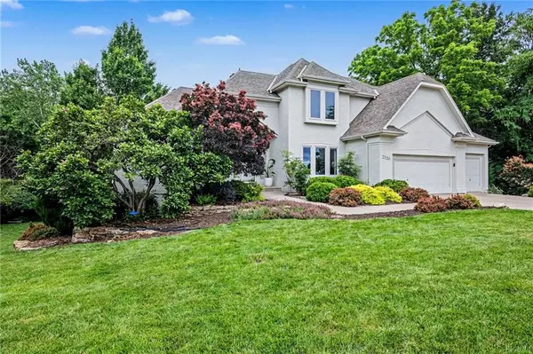 2520 SW Winterbond CIR, Lee's Summit, MO 64081