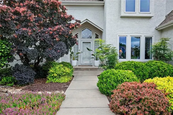 2520 SW Winterbond CIR, Lee's Summit, MO 64081