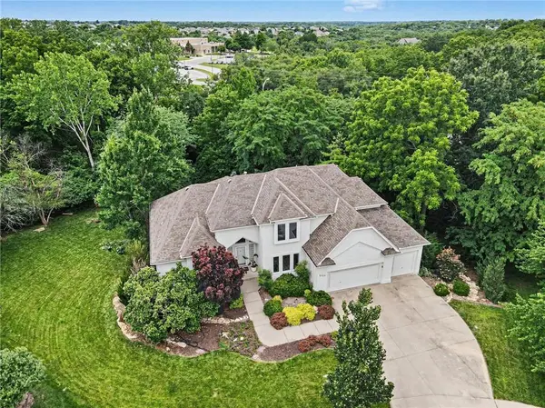 2520 SW Winterbond CIR, Lee's Summit, MO 64081