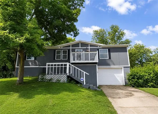 4904 W Christie CIR, Blue Springs, MO 64015