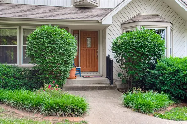 1144 Camelot DR, Liberty, MO 64068