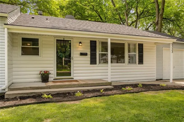 5723 W 70th ST, Overland Park, KS 66204