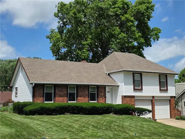 8746 Park ST, Lenexa, KS 66215
