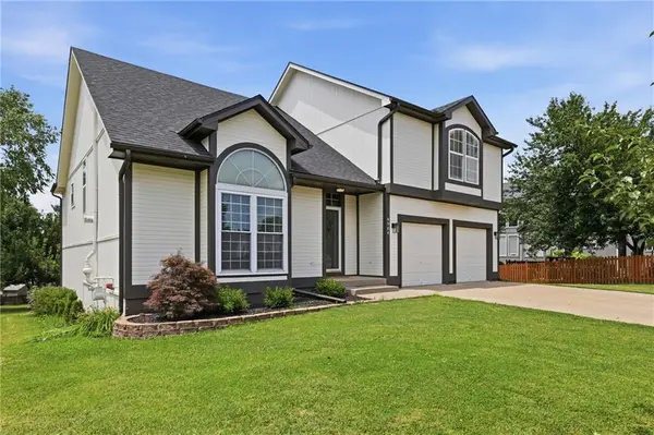 4904 Woodsonia DR, Shawnee, KS 66226