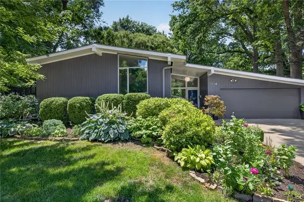 7714 Fairway ST, Prairie Village, KS 66208