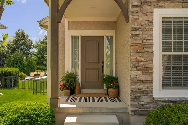8608 W 165 PL, Overland Park, KS 66085