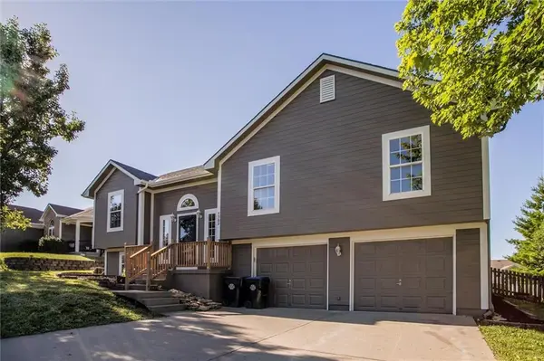 1302 Ridge Tree LN, Pleasant Hill, MO 64080