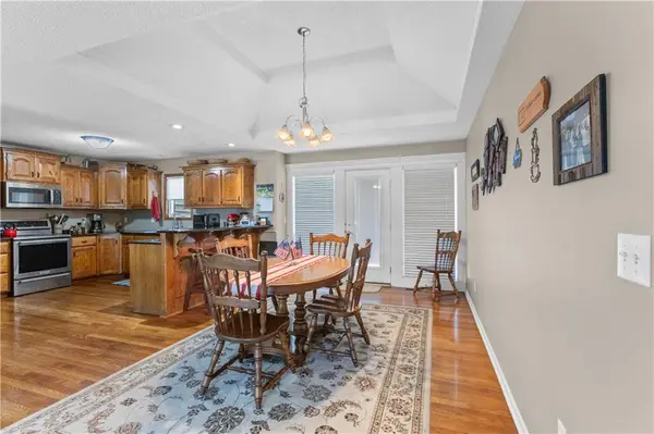 608 COACH LIGHT CIR, Smithville, MO 64089