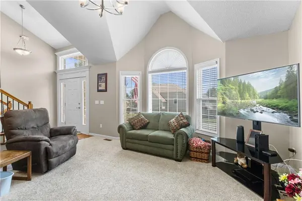 608 COACH LIGHT CIR, Smithville, MO 64089