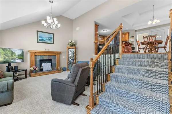 608 COACH LIGHT CIR, Smithville, MO 64089
