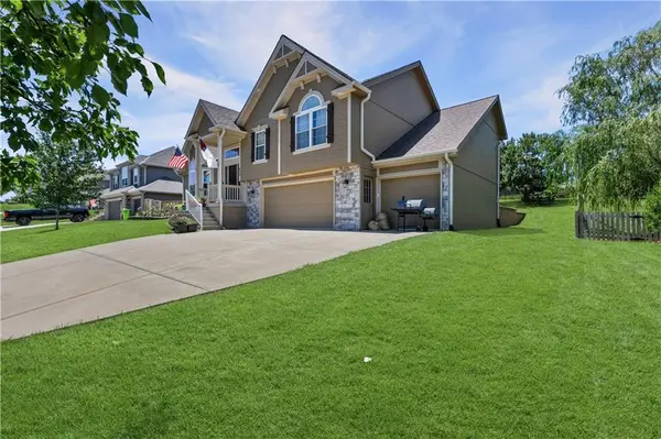 608 COACH LIGHT CIR, Smithville, MO 64089