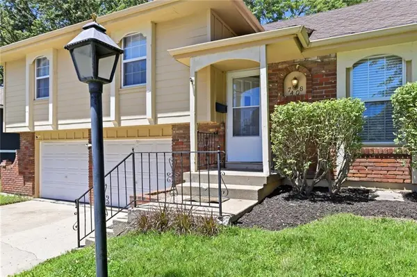 7408 E 127th PL, Grandview, MO 64030