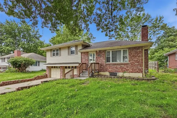 7104 N Olive ST, Gladstone, MO 64118