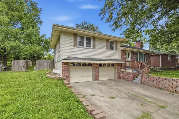 7104 N Olive ST, Gladstone, MO 64118