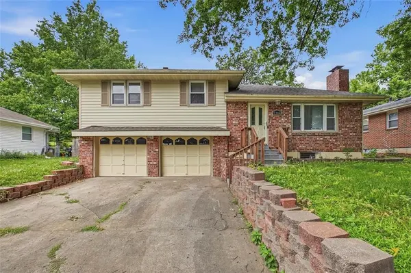 7104 N Olive ST, Gladstone, MO 64118