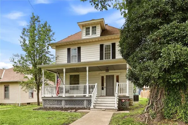 606 E Peoria ST, Paola, KS 66071