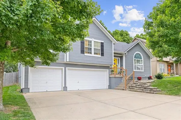 901 Colonial DR, Pleasant Hill, MO 64080