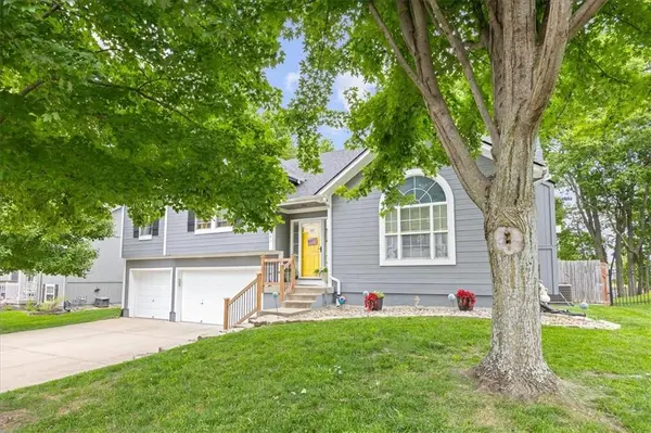 901 Colonial DR, Pleasant Hill, MO 64080